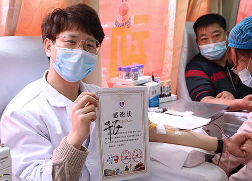 华飞不但是“有数血型为北京冬奥会备血运动”的加入者
,并且还成为募捐造血干细胞自愿者.jpg 华飞不但是“有数血型为北京冬奥会备血运动”的加入者
,并且还成为募捐造血干细胞自愿者.jpg